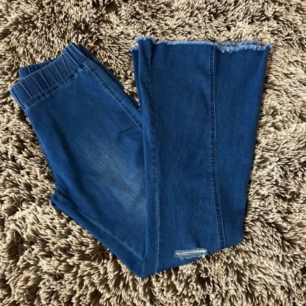 The Logan high waist Flares in dark denim. Elastic waist. Sz L. Boutique